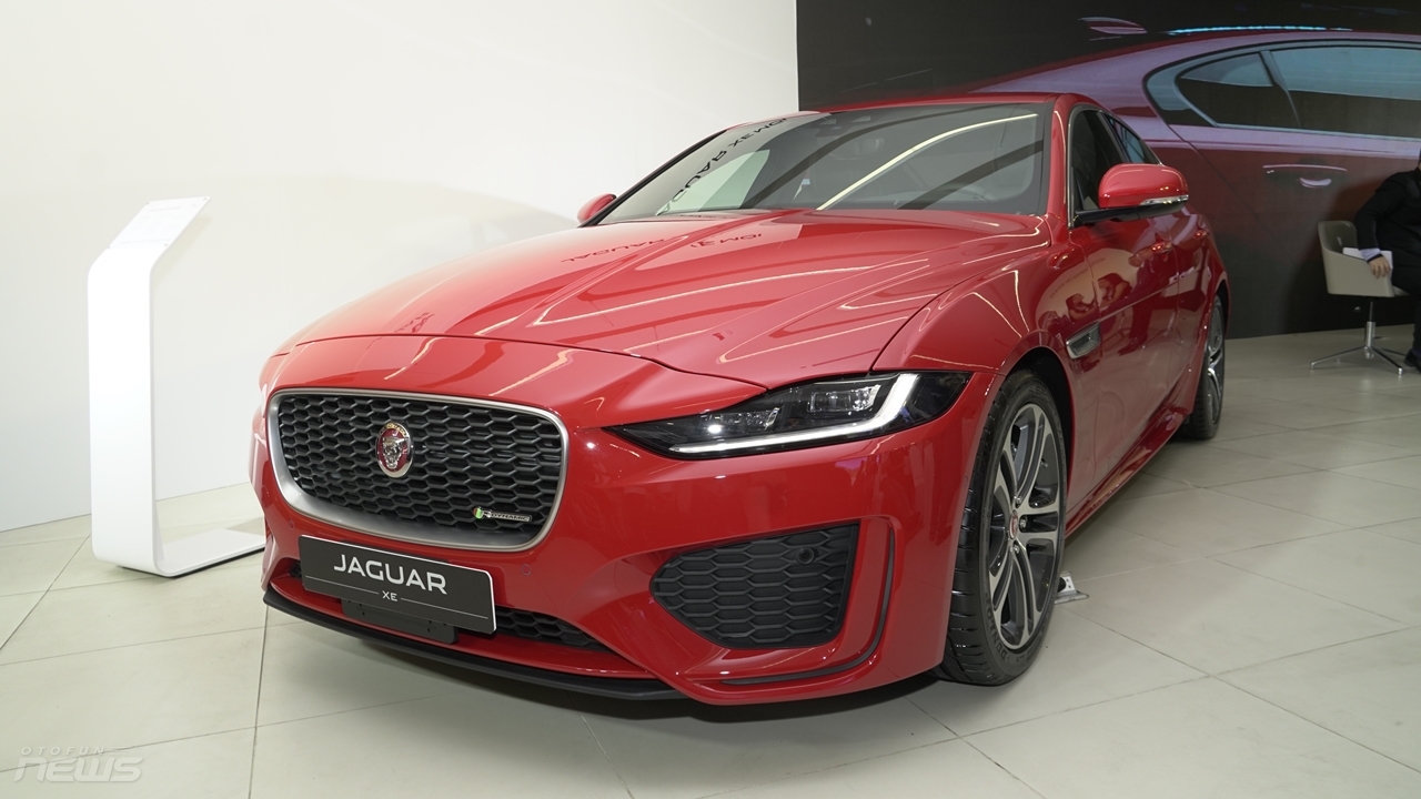 jaguar xe va land rover discovery sport hoan toan moi co mat tai viet nam
