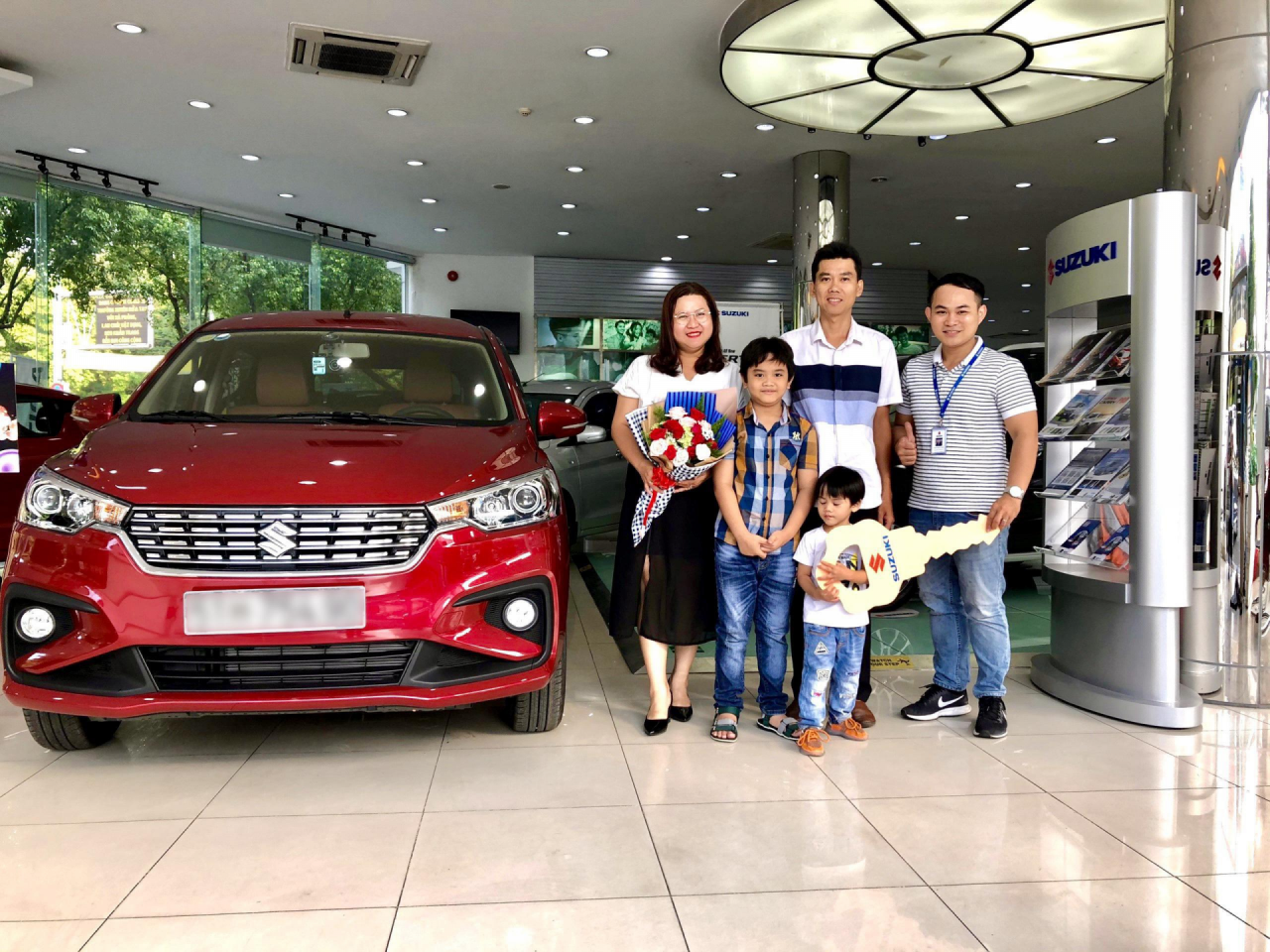 Khách hàng phấn khởi khi mua được Suzuki Ertiga giá tốt khach hang phan khoi khi mua duoc suzuki ertiga gia tot
