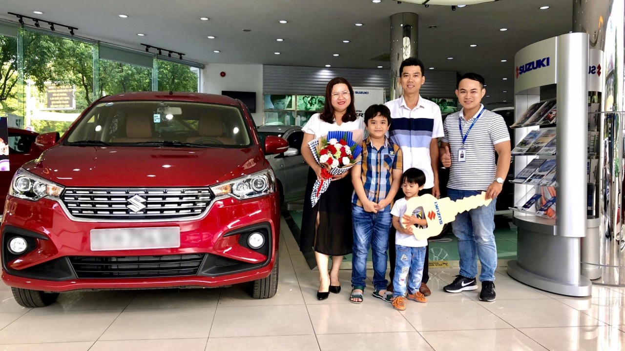 Khách hàng phấn khởi khi mua được Suzuki Ertiga giá tốt