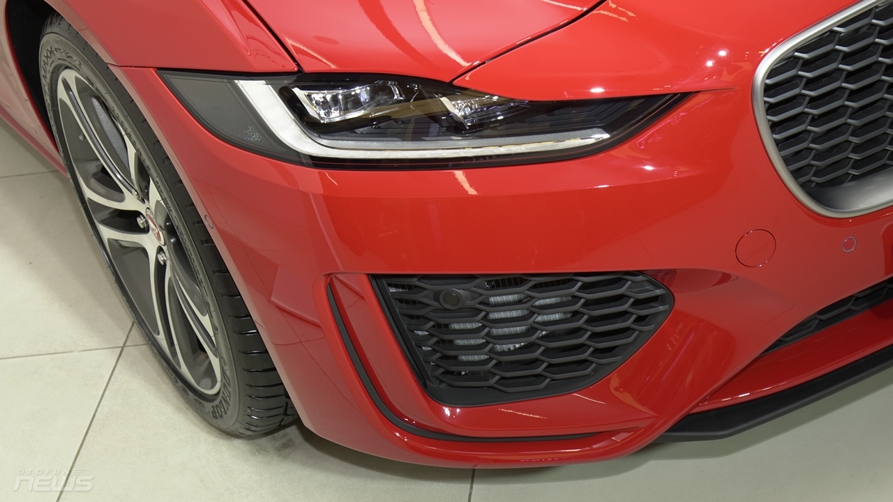 Cận cảnh Jaguar XE 2020 vừa được bán ở Việt Nam với giá 2,6 tỷ đồng can canh jaguar xe 2020 vua duoc ban o viet nam voi gia