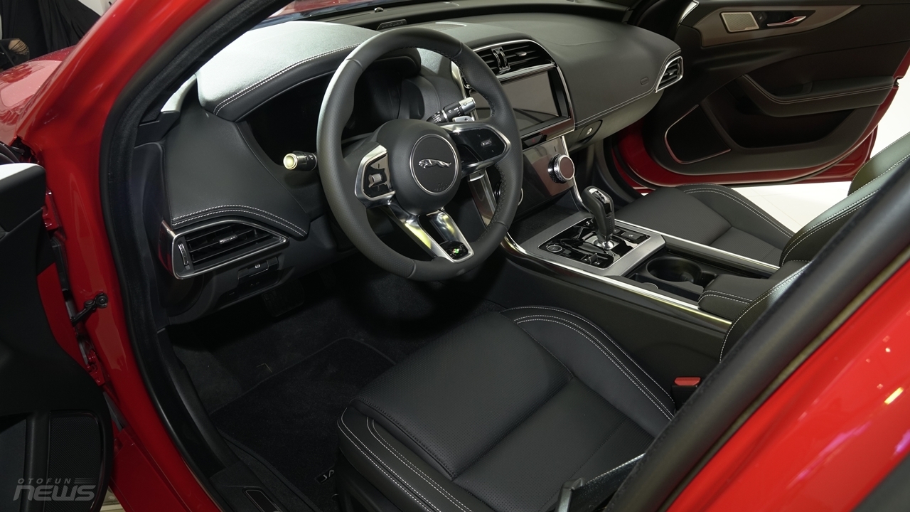 Cận cảnh Jaguar XE 2020 vừa được bán ở Việt Nam với giá 2,6 tỷ đồng can canh jaguar xe 2020 vua duoc ban o viet nam voi gia