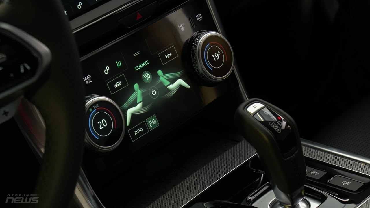 Cận cảnh Jaguar XE 2020 vừa được bán ở Việt Nam với giá 2,6 tỷ đồng can canh jaguar xe 2020 vua duoc ban o viet nam voi gia