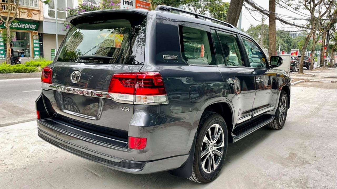Toyota Land Cruiser VXS Executive Lounge 2021 có mặt tại Việt Nam với giá 6,6 tỷ đồng