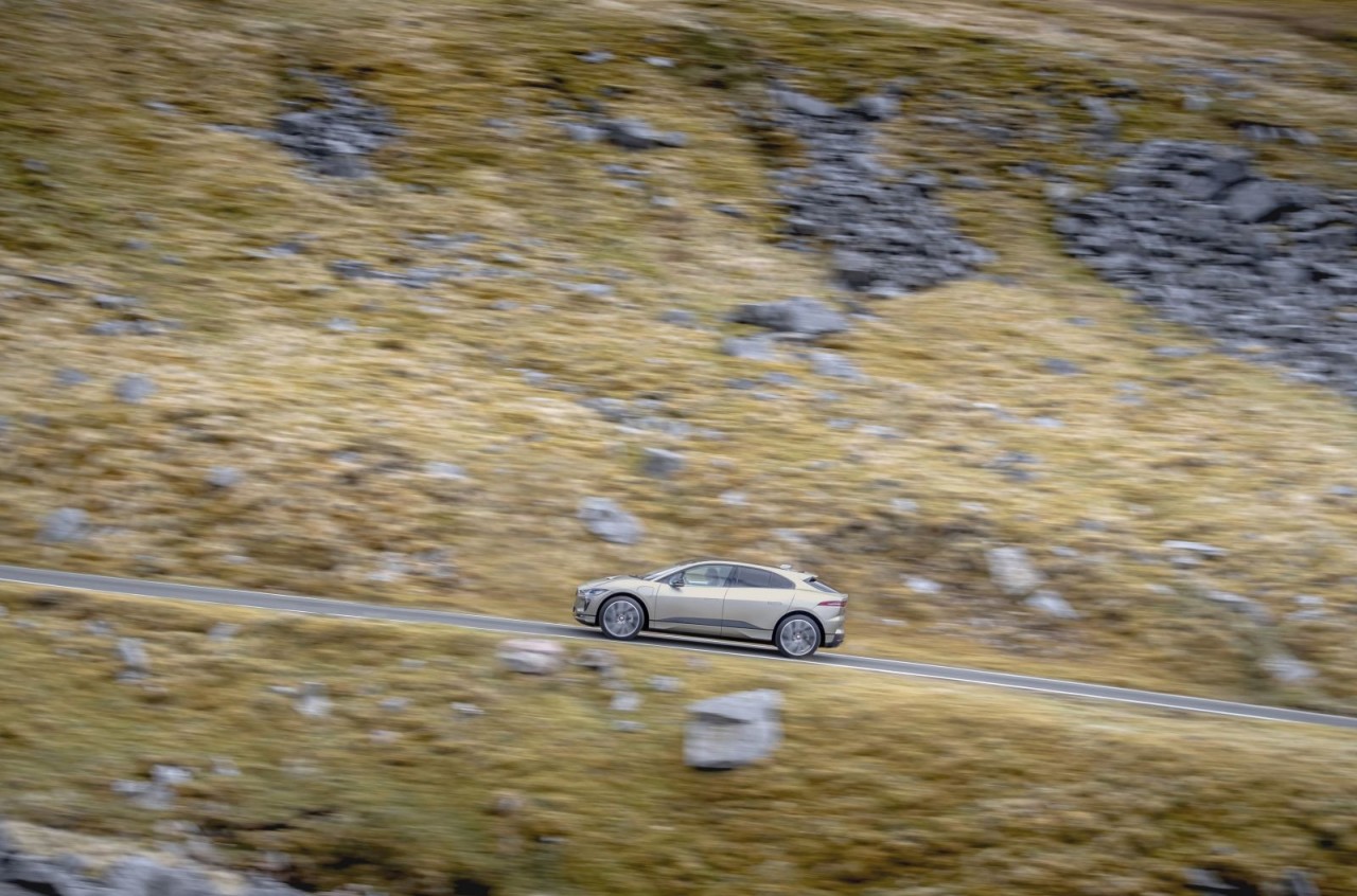 Jaguar I-PACE leo lên đỉnh núi chỉ với một lần sạc
