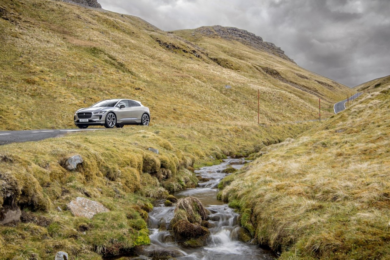 Jaguar I-PACE leo lên đỉnh núi chỉ với một lần sạc