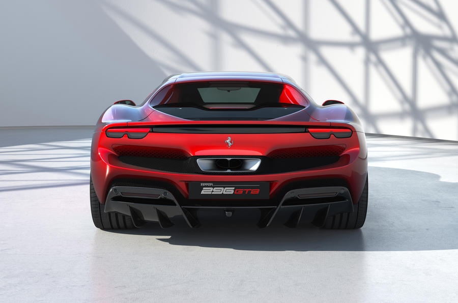 Ferrari 296 GTB chỉ sử dụng động cơ V6 hybrid nhưng có công suất lên đến 819 mã lực