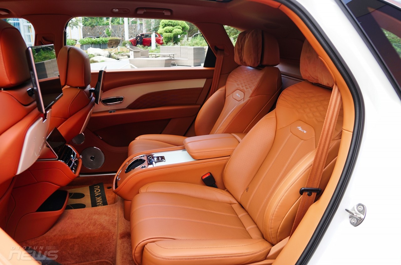 Xe siêu sang Bentley Bentayga EWB Azure 2023 ra mắt với giá gần 21 tỷ đồng Xe siêu sang Bentley Bentayga EWB Azure 2023 ra mắt với giá gần 21 tỷ đồng