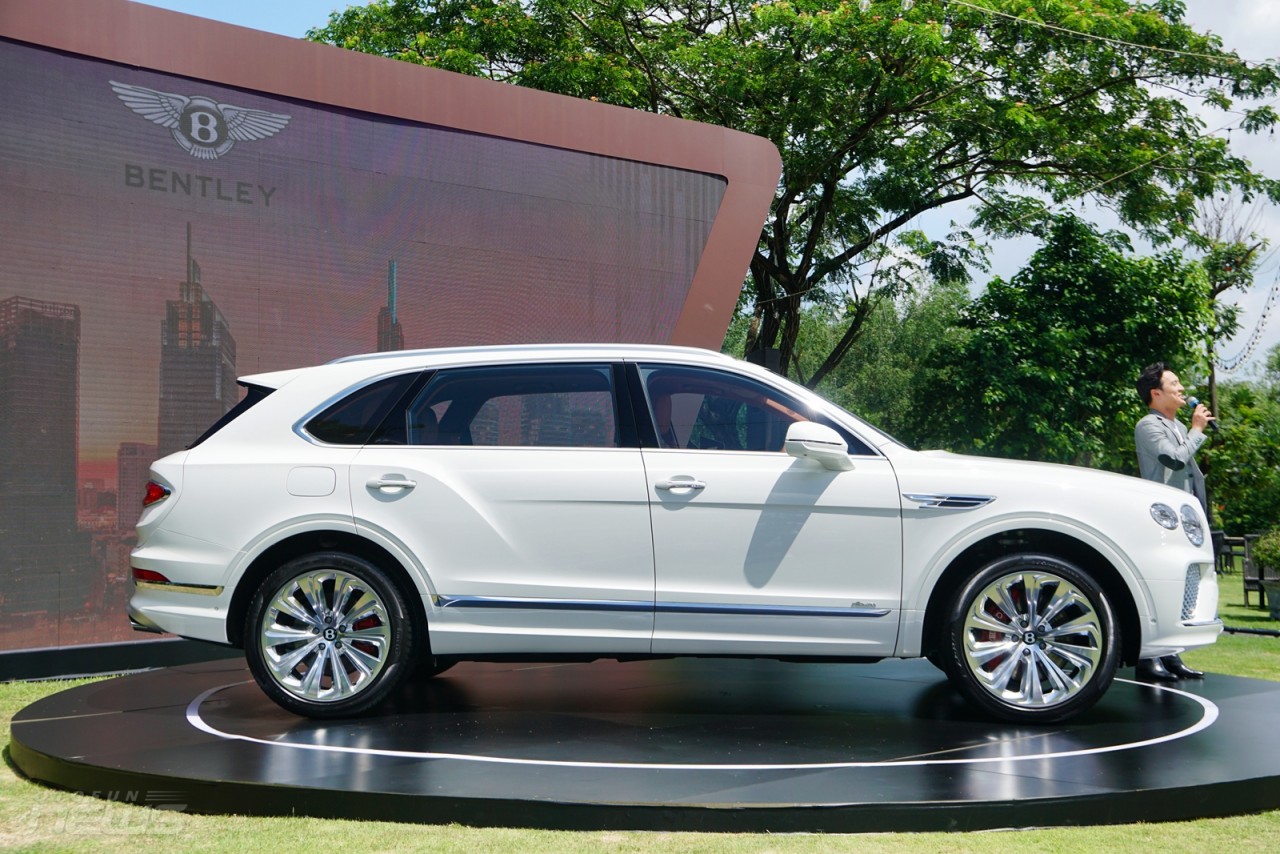 Xe siêu sang Bentley Bentayga EWB Azure 2023 ra mắt với giá gần 21 tỷ đồng Xe siêu sang Bentley Bentayga EWB Azure 2023 ra mắt với giá gần 21 tỷ đồng