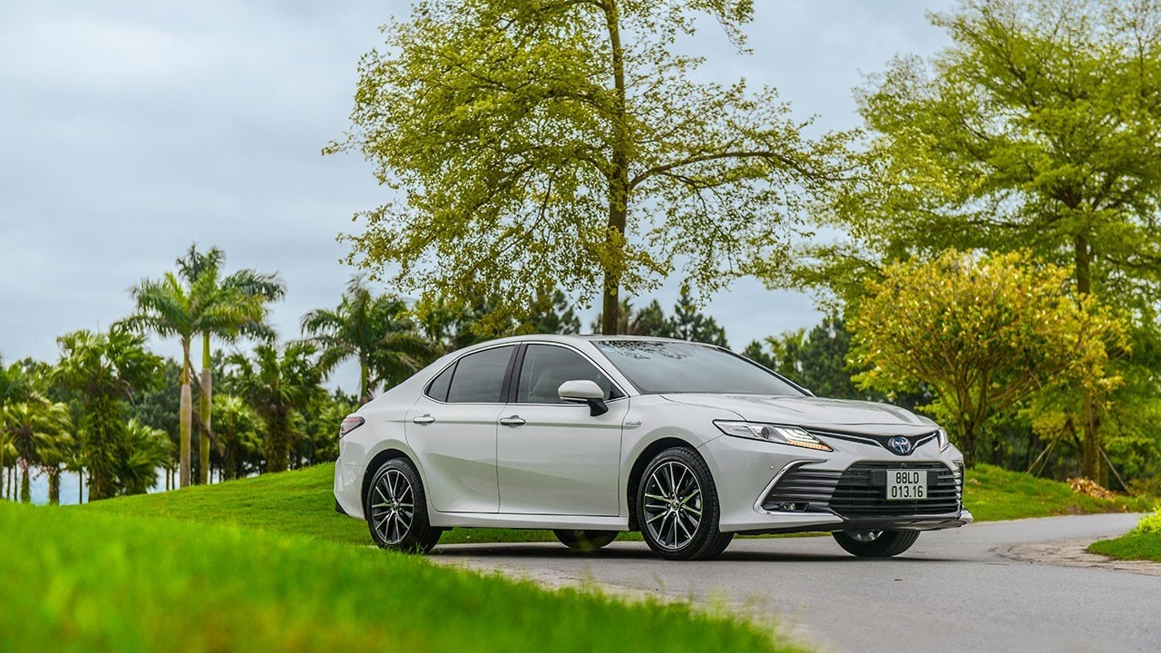 Toyota Camry giảm doanh số vẫn chiếm nửa phân khúc sedan cỡ D tháng 5/2023