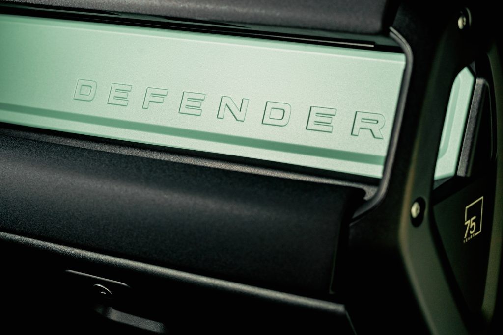 Land Rover Defender phiên bản kỷ niệm 75 năm có mặt tại Việt Nam Land Rover Defender phiên bản kỷ niệm 75 năm có mặt tại Việt Nam
