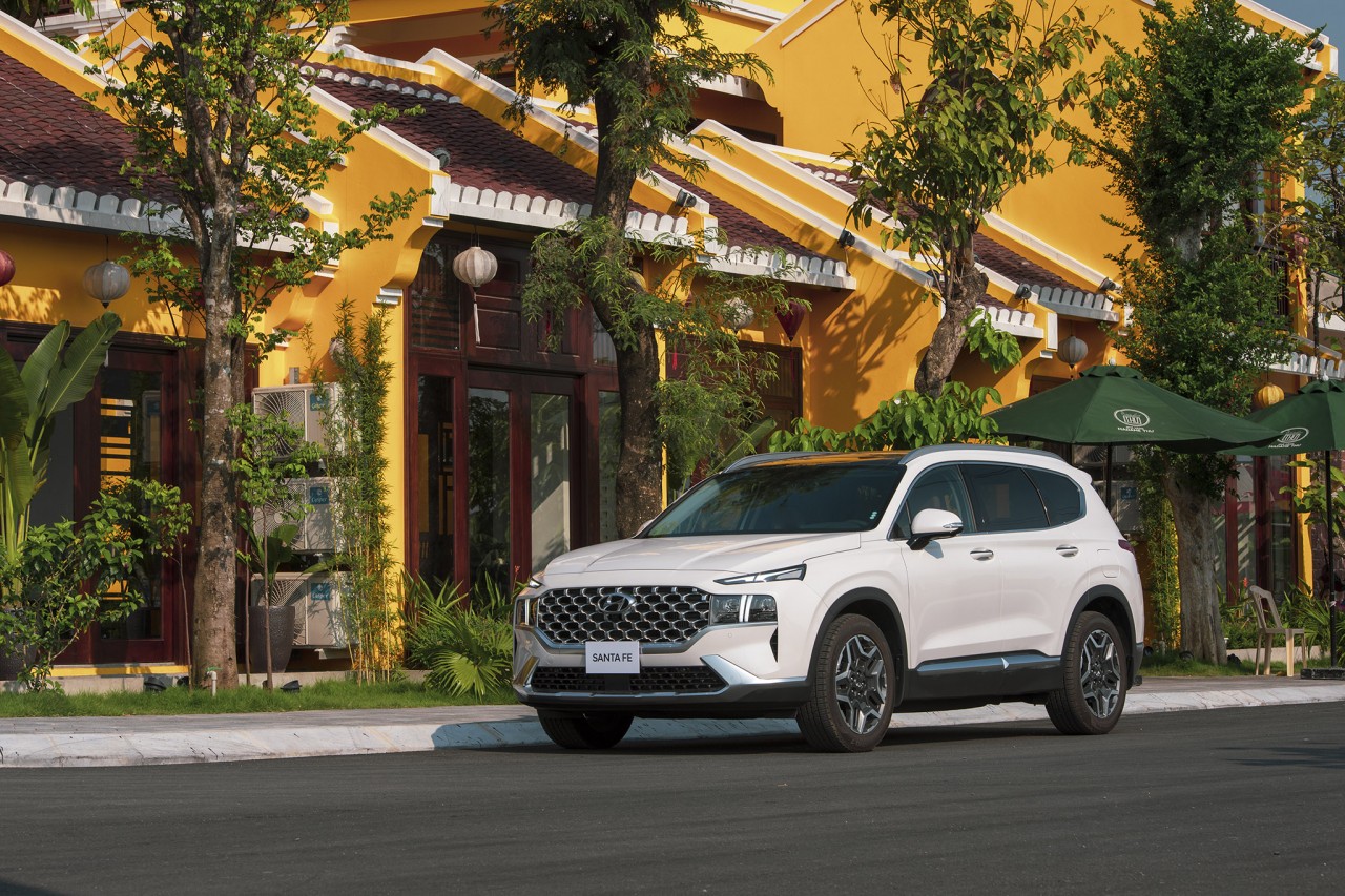 Hyundai Santa Fe Hybrid có mặt tại Việt Nam với giá 1,45 tỷ đồng Hyundai Santa Fe Hybrid có mặt tại Việt Nam với giá 1,45 tỷ đồng