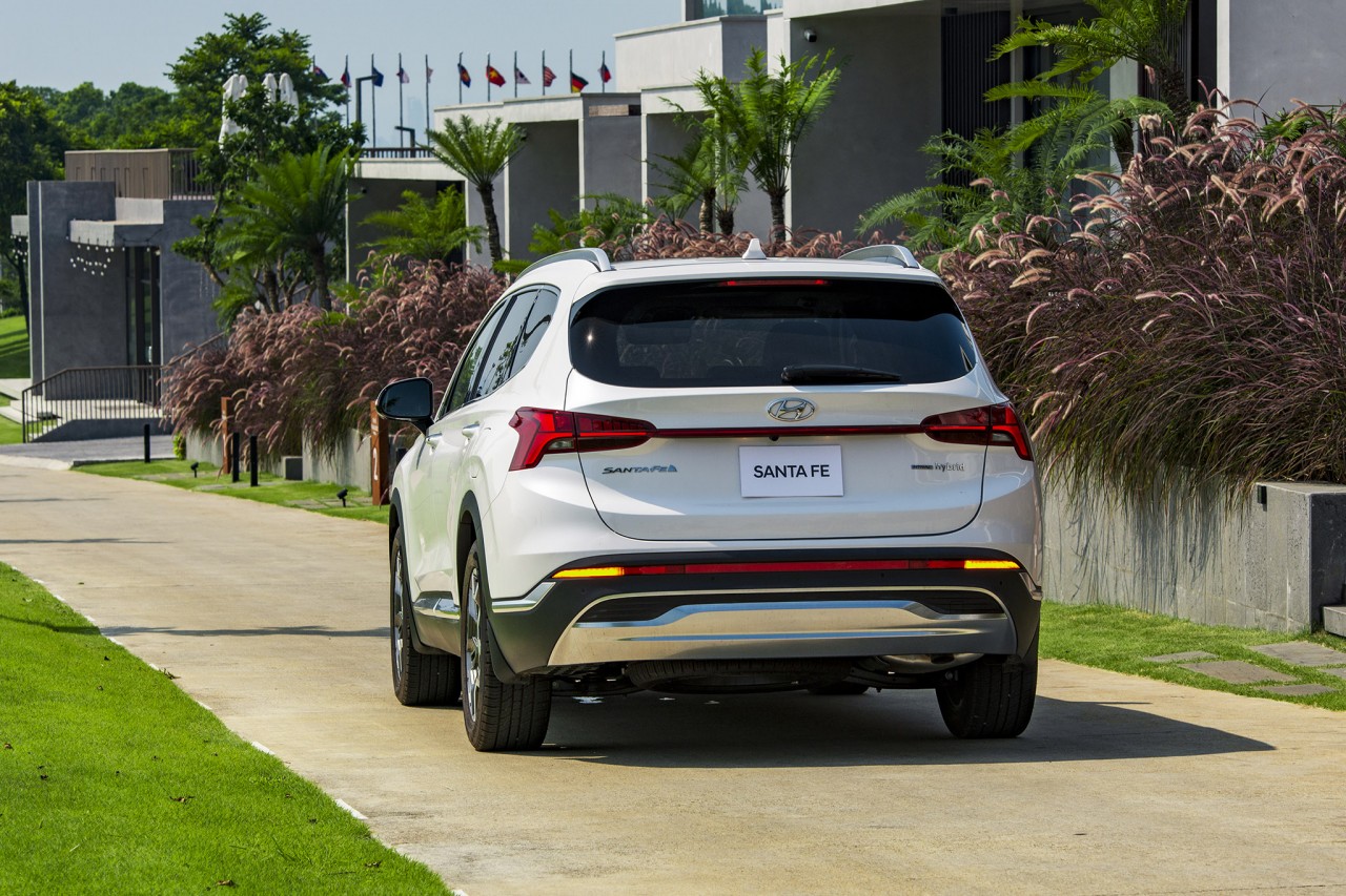 Hyundai Santa Fe Hybrid có mặt tại Việt Nam với giá 1,45 tỷ đồng Hyundai Santa Fe Hybrid có mặt tại Việt Nam với giá 1,45 tỷ đồng