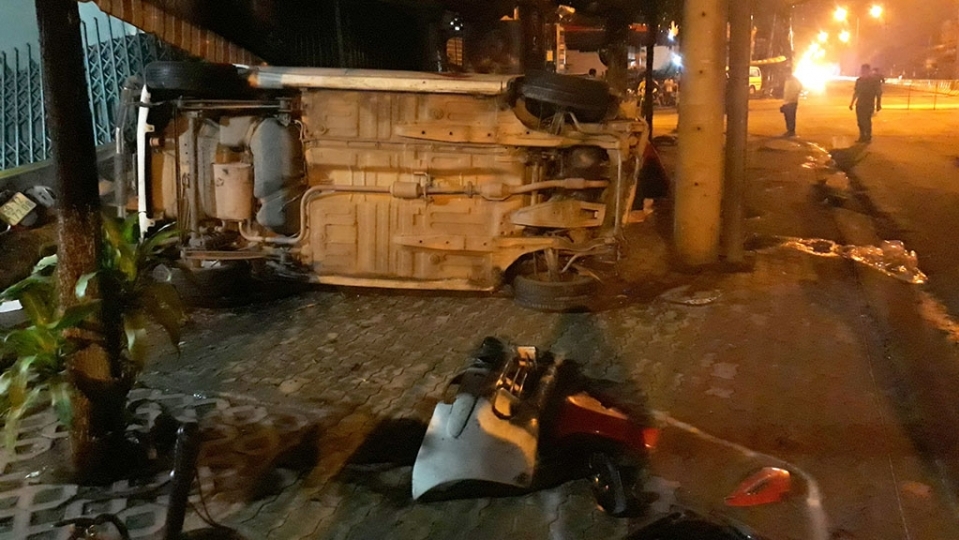 Xế hộp hất văng xe máy lên vỉa hè, 3 người thương vong