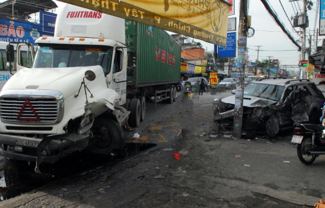TP Hồ Chí Minh: Xe đầu kéo húc ôtô văng vào cột điện, 4 người thoát chết tp ho chi minh xe dau keo huc oto vang vao cot dien 4 nguoi thoat chet