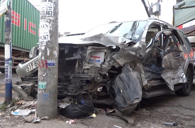 TP Hồ Chí Minh: Xe đầu kéo húc ôtô văng vào cột điện, 4 người thoát chết tp ho chi minh xe dau keo huc oto vang vao cot dien 4 nguoi thoat chet