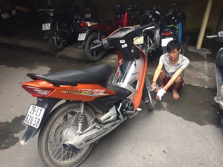 Hà Nội: Bắt gọn tên cướp xe máy dùng dao đâm trung úy CSGT ha noi bat gon ten cuop xe may dung dao dam trung uy csgt