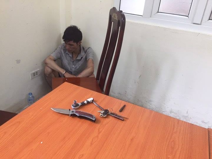 Hà Nội: Bắt gọn tên cướp xe máy dùng dao đâm trung úy CSGT ha noi bat gon ten cuop xe may dung dao dam trung uy csgt