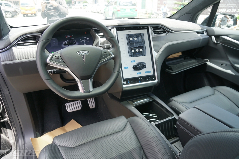 Cận cảnh Tesla Model X đầu tiên đặt chân đến TP Hồ Chí Minh can canh tesla model x dau tien dat chan den tp ho chi minh