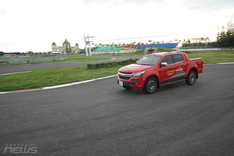 Cùng Chevrolet Colorado "Off-road" tại trường đua Happyland cung chevrolet colorado off road tai truong dua happyland