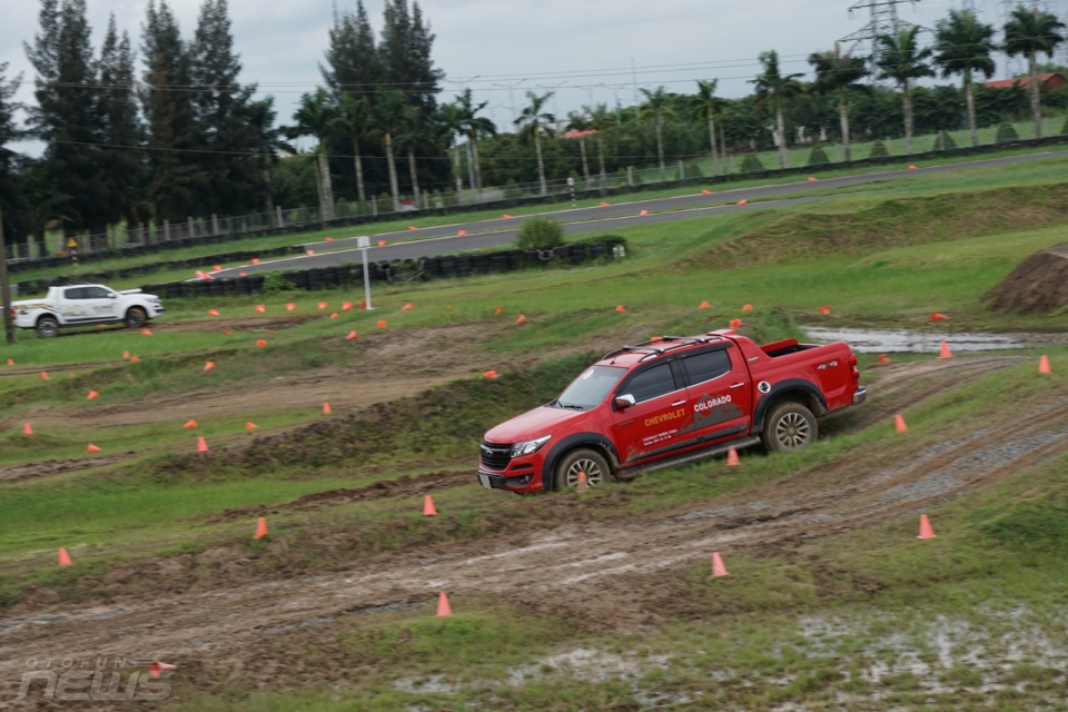 Cùng Chevrolet Colorado "Off-road" tại trường đua Happyland cung chevrolet colorado off road tai truong dua happyland