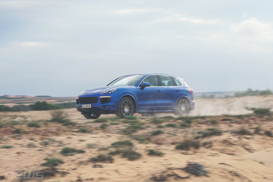 chinh phuc mui yen cung porsche cayenne