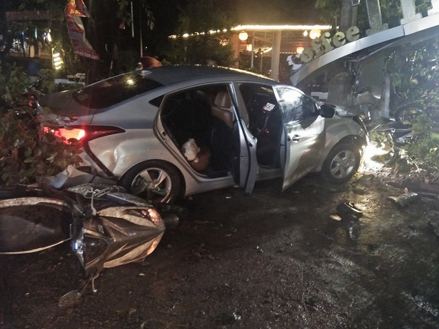 Ôtô lao vào quán cà phê làm tử vong hai nữ sinh vừa tốt nghiệp oto lao vao quan ca phe hai nu sinh tu vong nhieu nguoi bi thuong
