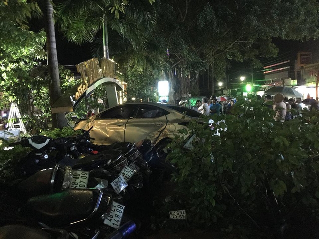 Ôtô lao vào quán cà phê làm tử vong hai nữ sinh vừa tốt nghiệp oto lao vao quan ca phe hai nu sinh tu vong nhieu nguoi bi thuong