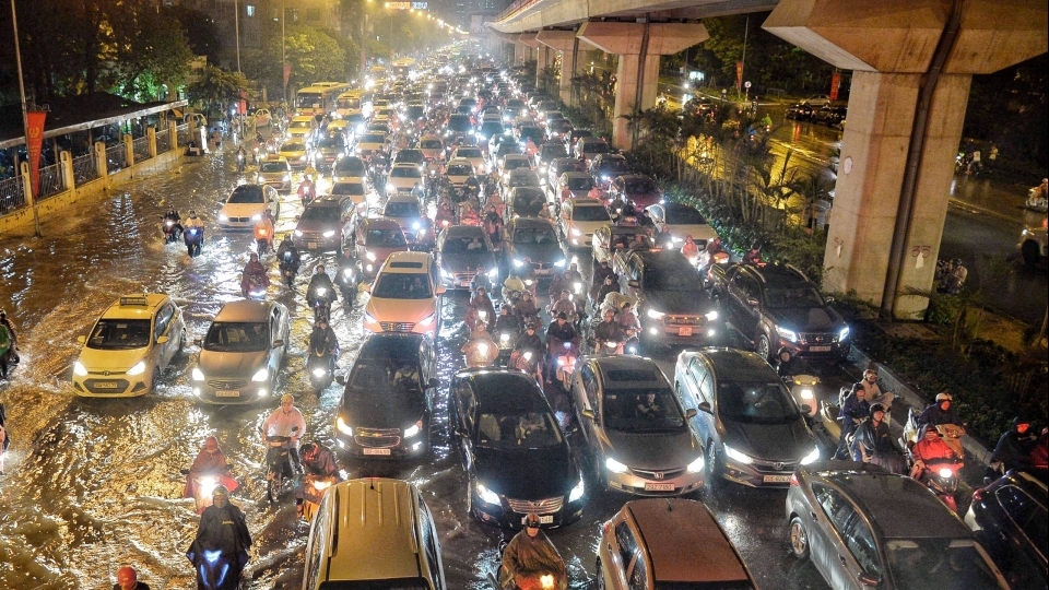 Mưa lớn giờ tan tầm, Hà Nội ngập sâu, tắc đường nhiều giờ
