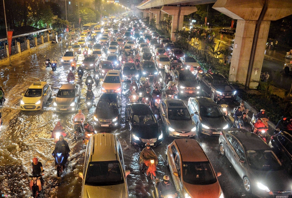 mua lon gio tan tam ha noi ngap sau tac duong nhieu gio
