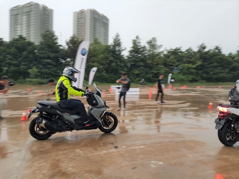 BMW Motorrad giới thiệu xe tay ga phân khối lớn C400 X và C400 GT bmw motorrad gioi thieu xe tay ga phan khoi lon c400 x va c400 gt