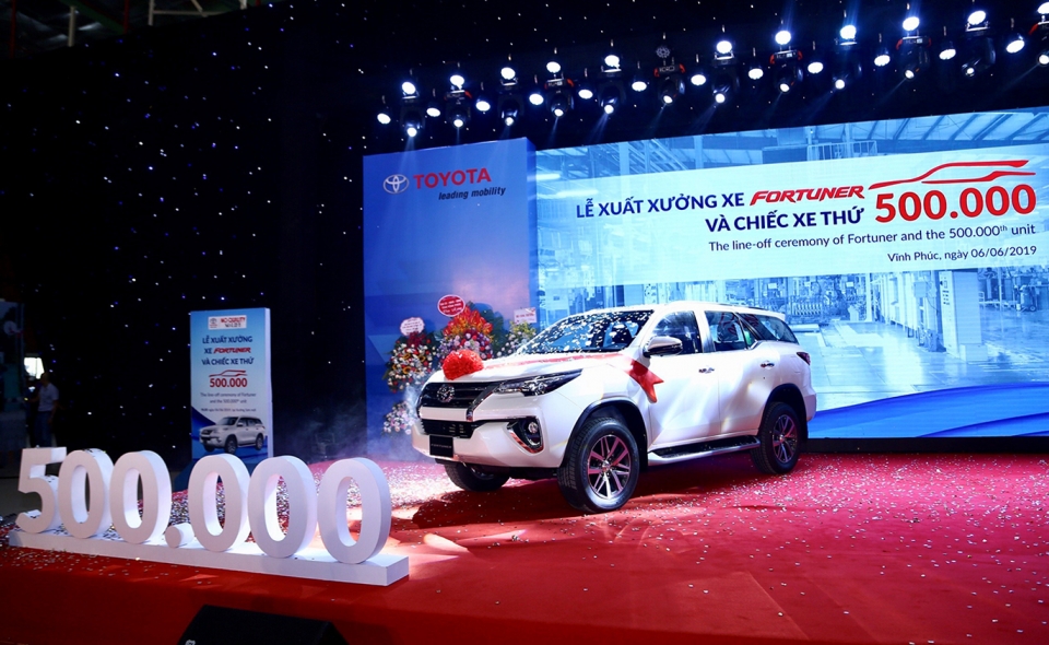 Mừng chiếc xe thứ 500.000 xuất xưởng Toyota ưu đãi lên tới 40 triệu đồng khi mua Corolla Altis mung chiec xe thu 500000 xuat xuong toyota uu dai len toi 40 trieu dong khi mua corolla altis