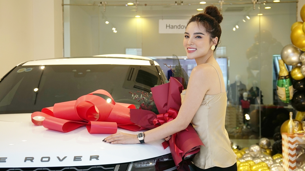 Hoa Hậu Kỳ Duyên sắm SUV hạng sang Range Rover Velar giá hơn 5,5 tỷ đồng hoa hau ky duyen sam suv hang sang range rover velar gia hon 55 ty dong