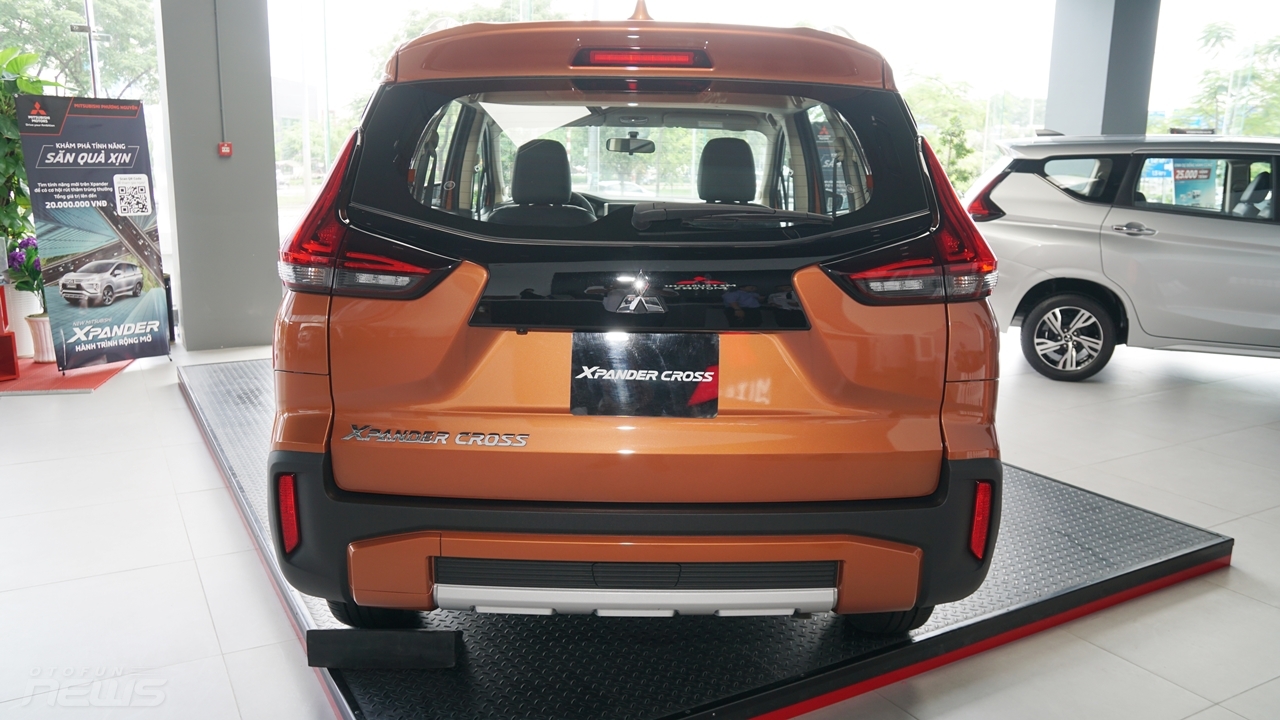 mitsubishi xpander cross ra mat voi gia 670 trieu dong
