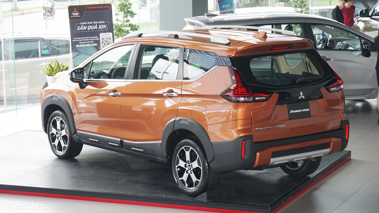mitsubishi xpander cross ra mat voi gia 670 trieu dong