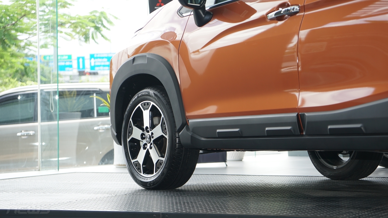 mitsubishi xpander cross ra mat voi gia 670 trieu dong