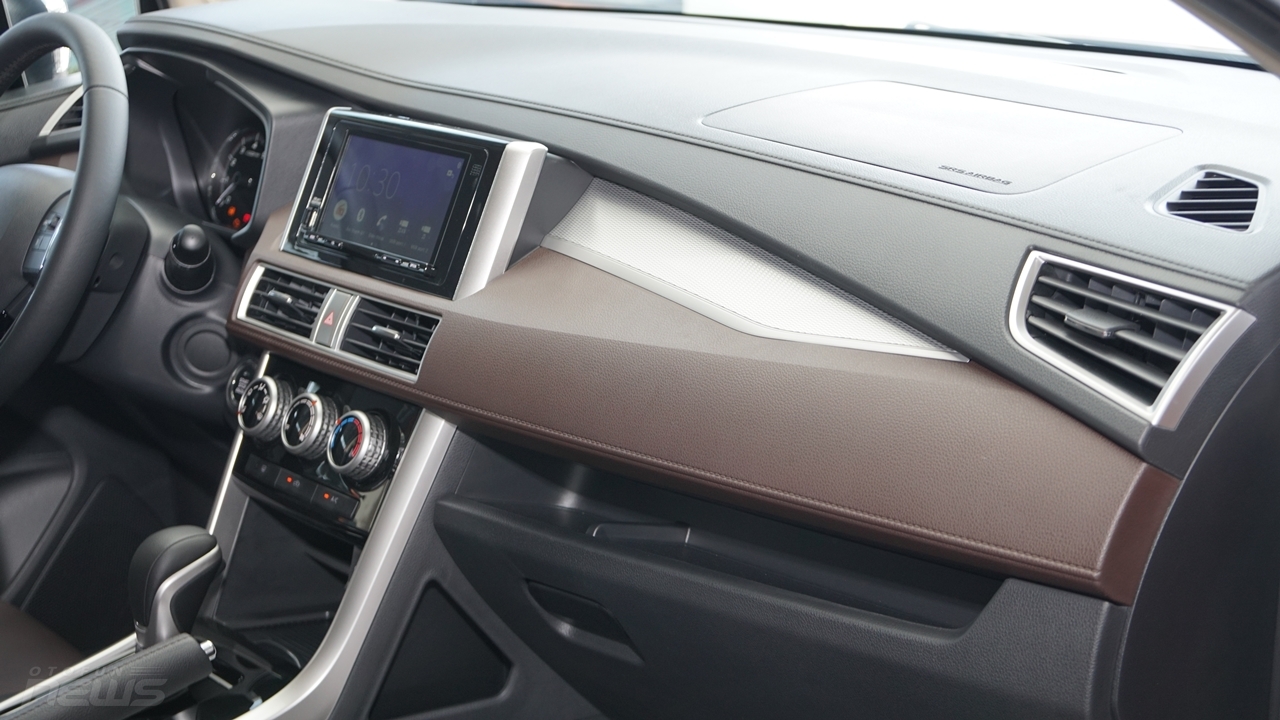 mitsubishi xpander cross ra mat voi gia 670 trieu dong
