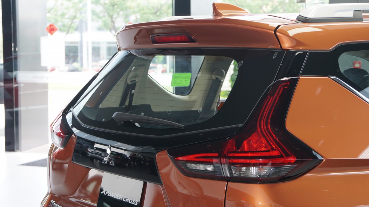 mitsubishi xpander cross ra mat voi gia 670 trieu dong