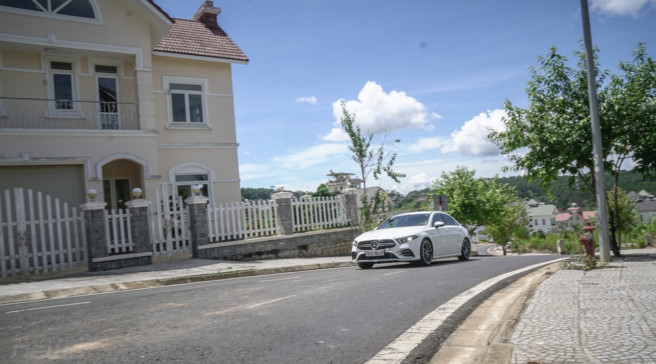 Đánh giá Mercedes-AMG A35 sedan: Xe thể thao cho người mới chơi danh gia mercedes amg a35 sedan xe the thao cho nguoi moi choi