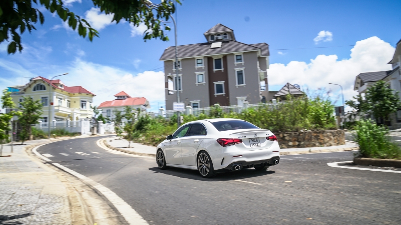 Đánh giá Mercedes-AMG A35 sedan: Xe thể thao cho người mới chơi danh gia mercedes amg a35 sedan xe the thao cho nguoi moi choi