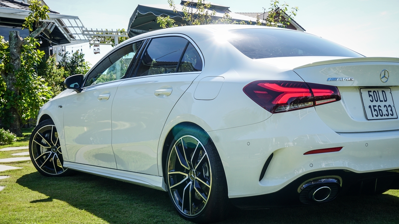 Đánh giá Mercedes-AMG A35 sedan: Xe thể thao cho người mới chơi danh gia mercedes amg a35 sedan xe the thao cho nguoi moi choi