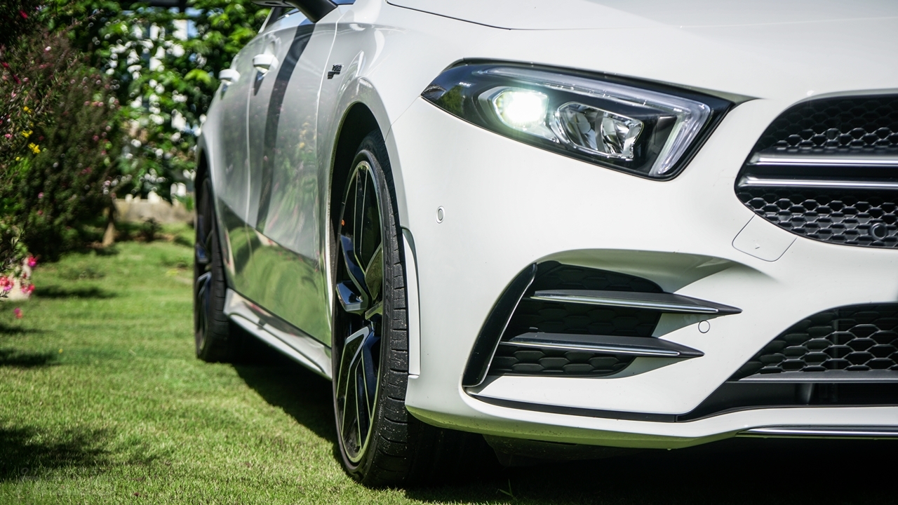 Đánh giá Mercedes-AMG A35 sedan: Xe thể thao cho người mới chơi danh gia mercedes amg a35 sedan xe the thao cho nguoi moi choi