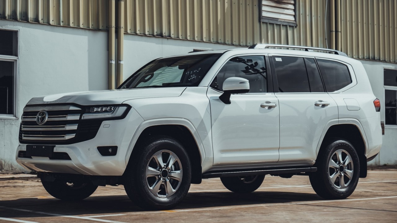 Giá lăn bánh Toyota Land Cruiser thế hệ mới vừa ra mắt