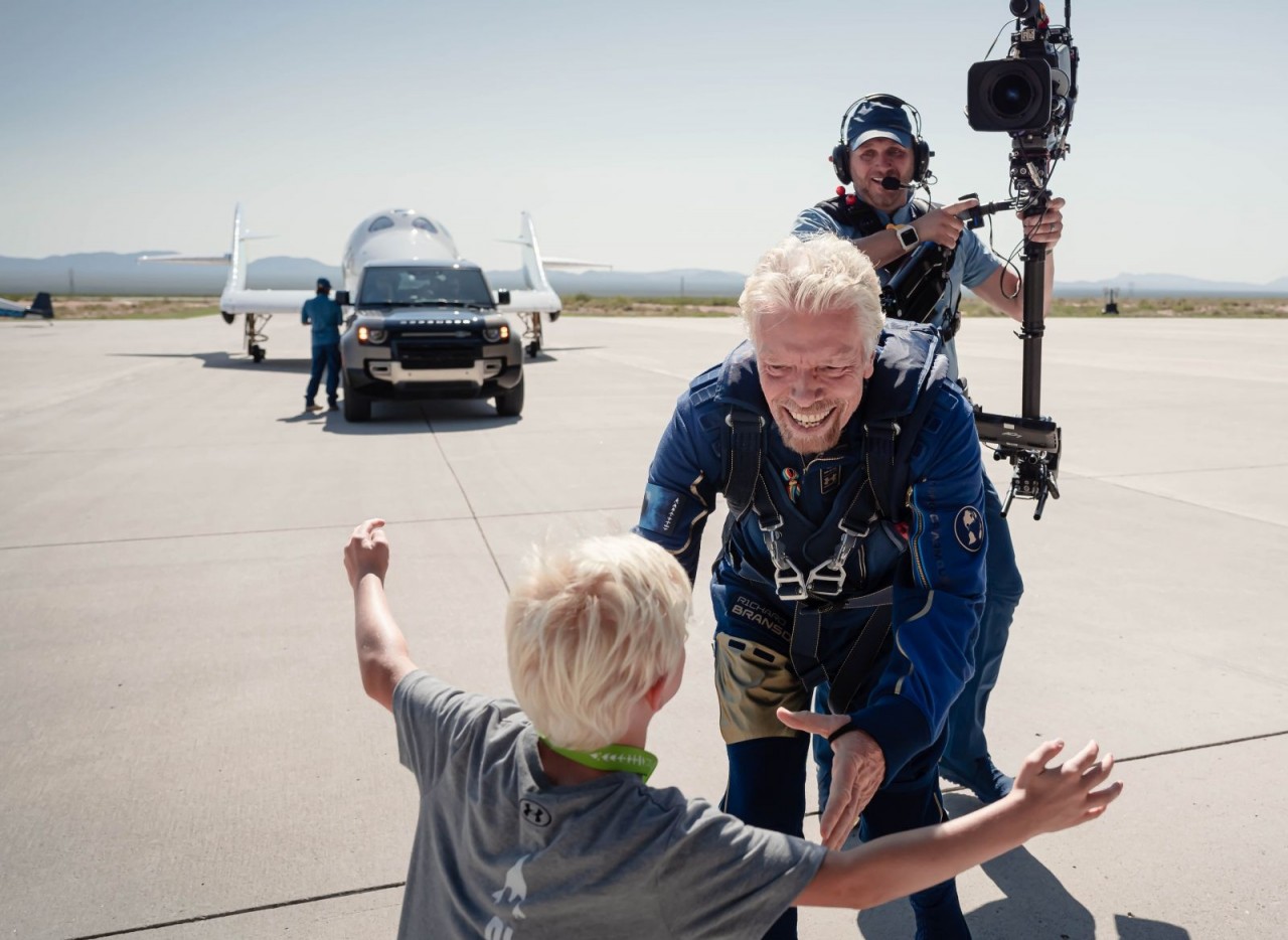 Land Rover hỗ trợ Virgin Galactic trong chuyến bay lên không gian đầu tiên