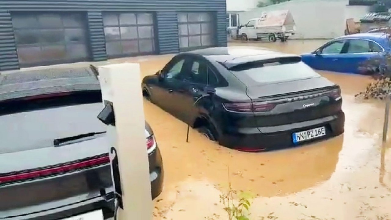 Đau lòng hơn chục chiếc Porsche bị ngâm dưới dòng nước lũ Đau lòng hơn chục chiếc Porsche bị ngâm dưới dòng nước lũ