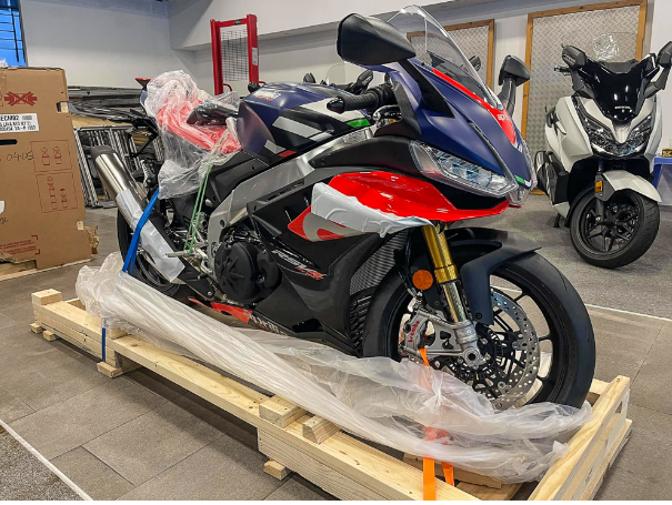 Aprilia RSV4 Factory 2021 về đến Việt Nam Aprilia RSV4 Factory 2021 về đến Việt Nam