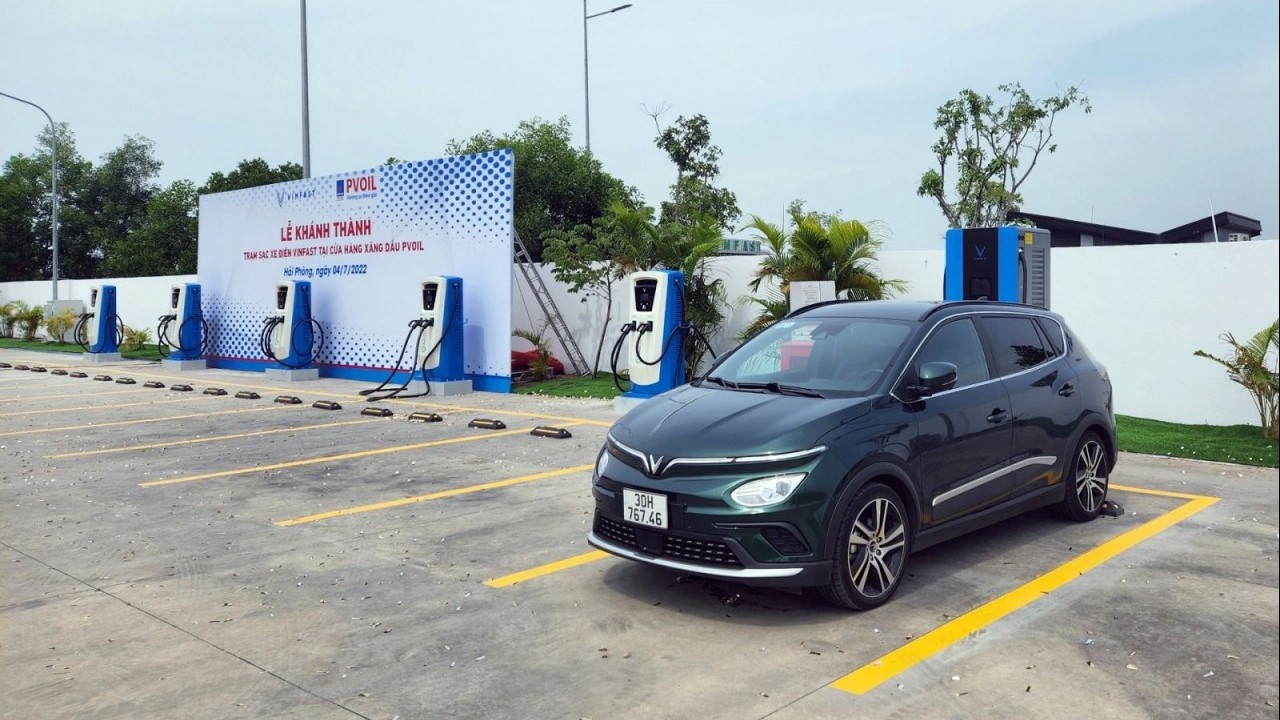 VinFast có trạm sạc xe điện đầu tiên tại cửa hàng xăng dầu PVOIL