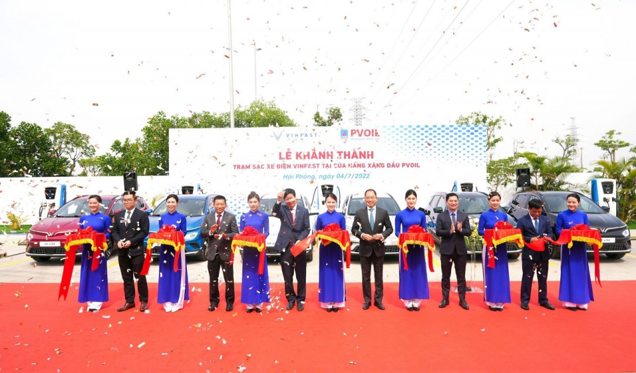 VinFast có trạm sạc xe điện đầu tiên tại cửa hàng xăng dầu PVOIL VinFast có trạm sạc xe điện đầu tiên tại cửa hàng xăng dầu PVOIL