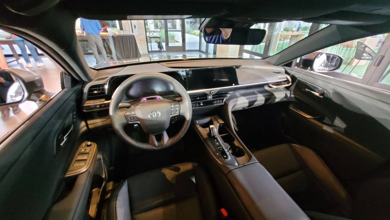 Cận cảnh Toyota Crown 2023 thế hệ mới