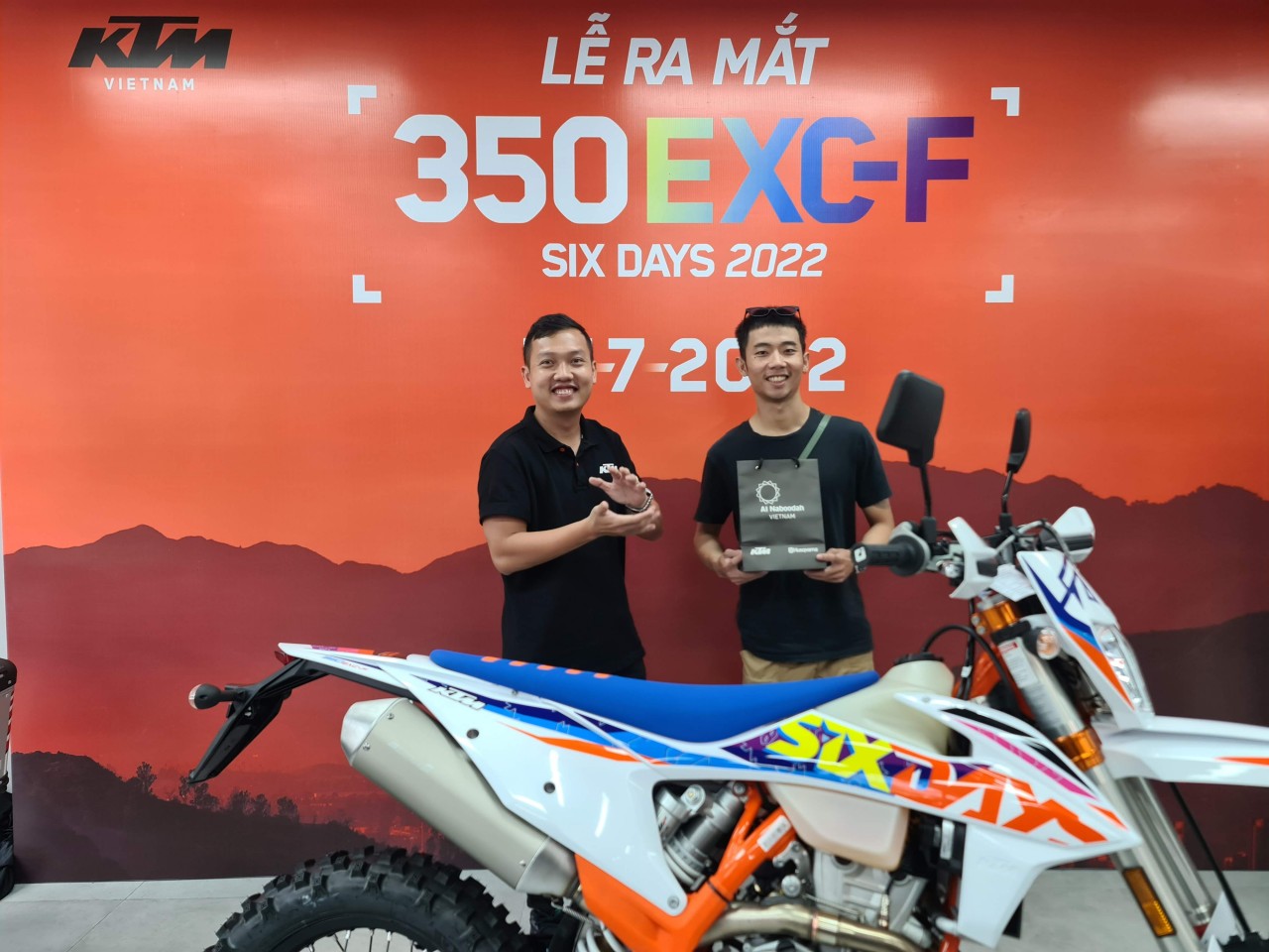 Xe 'cào cào' đường phố KTM 350 EXC-F SIX DAYS chính hãng về Việt Nam