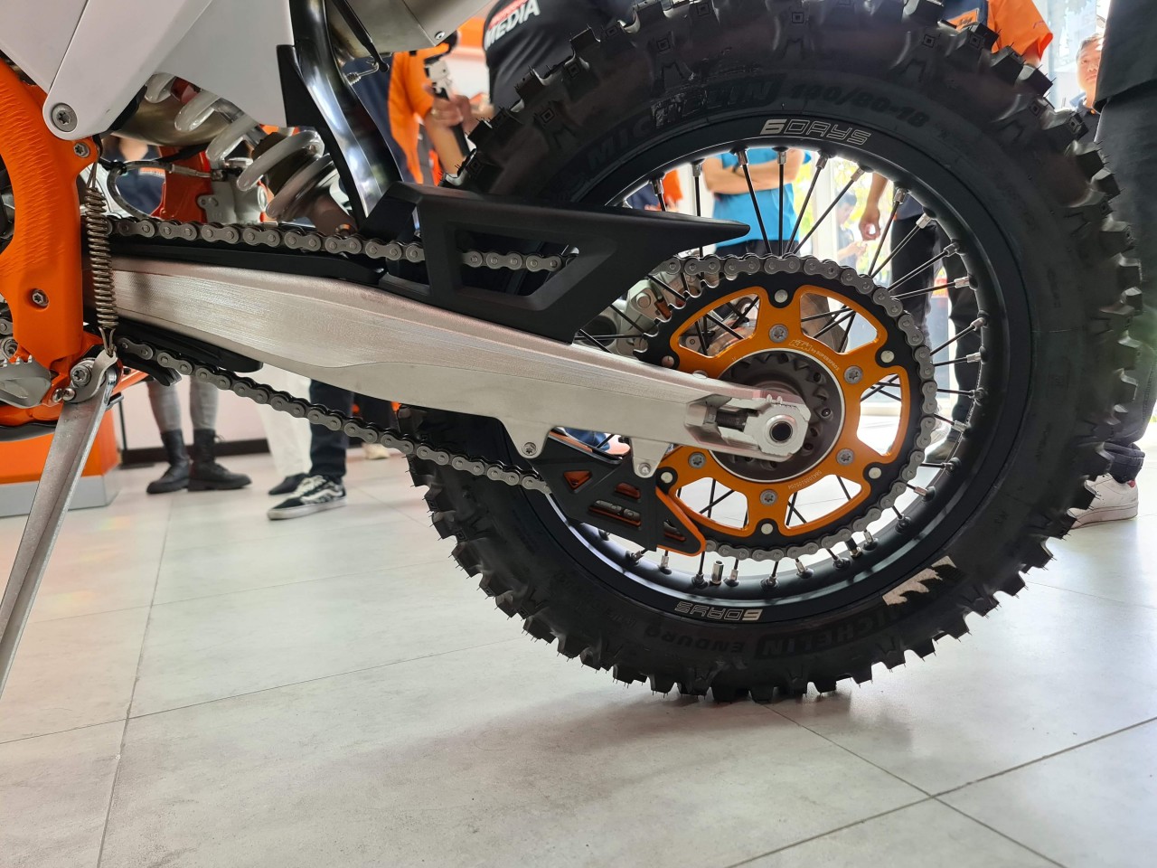 Xe 'cào cào' đường phố KTM 350 EXC-F SIX DAYS chính hãng về Việt Nam